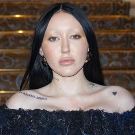 Noah Cyrus Frees the Nipple in Risqué Gown During Paris。